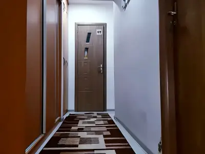 Hol lung apartament vanzare Sector 5 Bucuresti cu usa maro